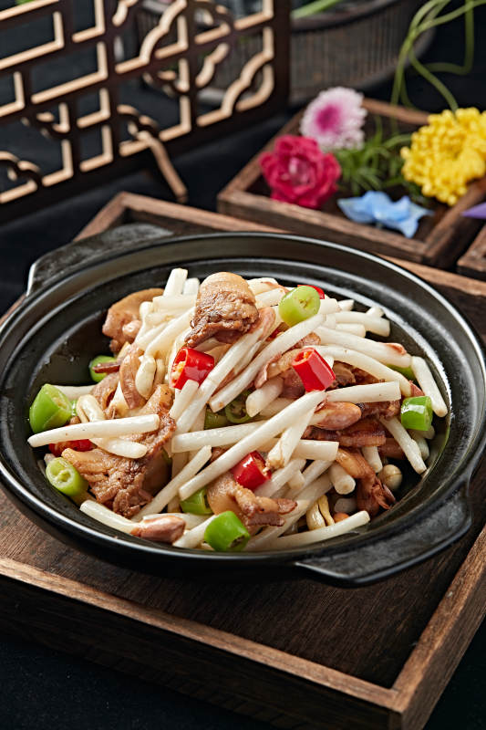 砂锅米椒五花肉片煨花生芽图片