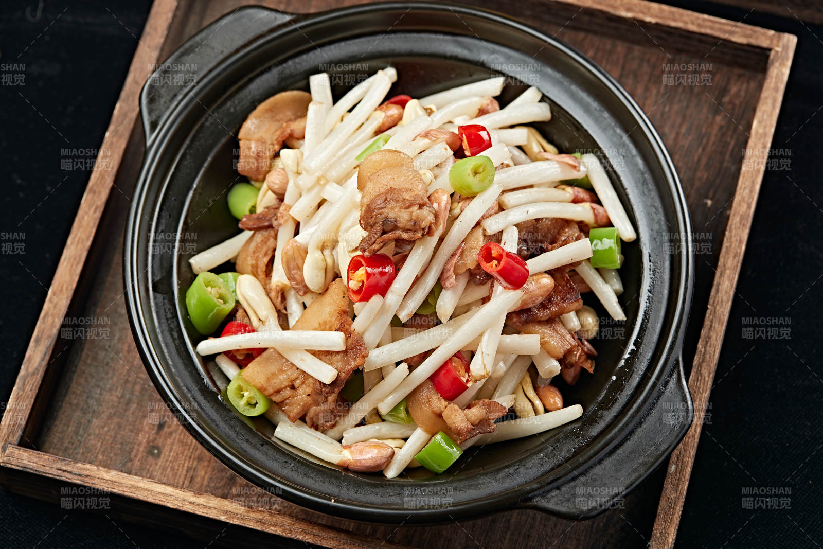 砂锅米椒五花肉片煨花生芽图片