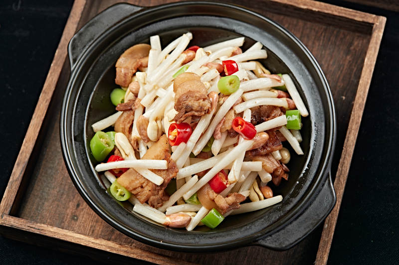 砂锅米椒五花肉片煨花生芽图片