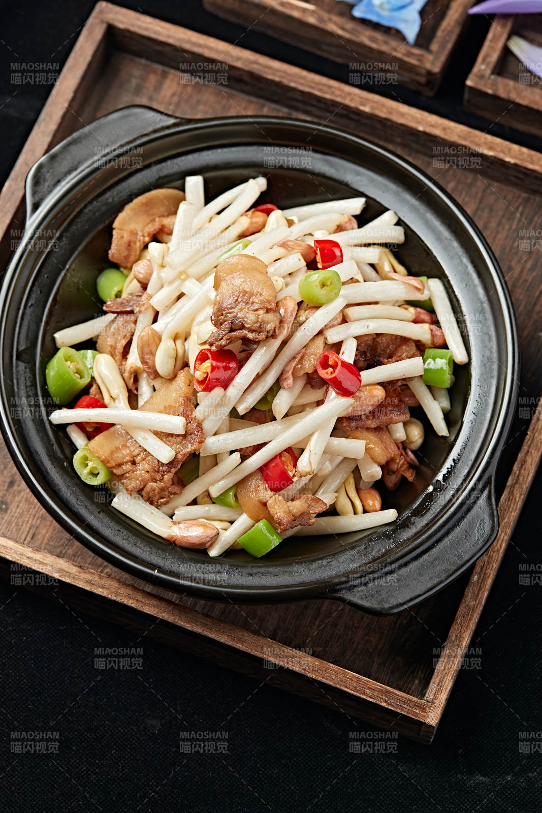 砂锅米椒五花肉片煨花生芽图片