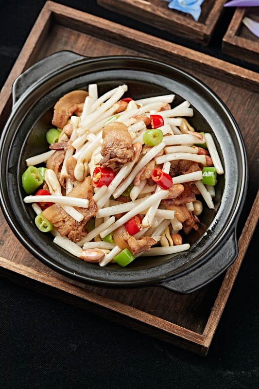 砂锅米椒五花肉片煨花生芽图片