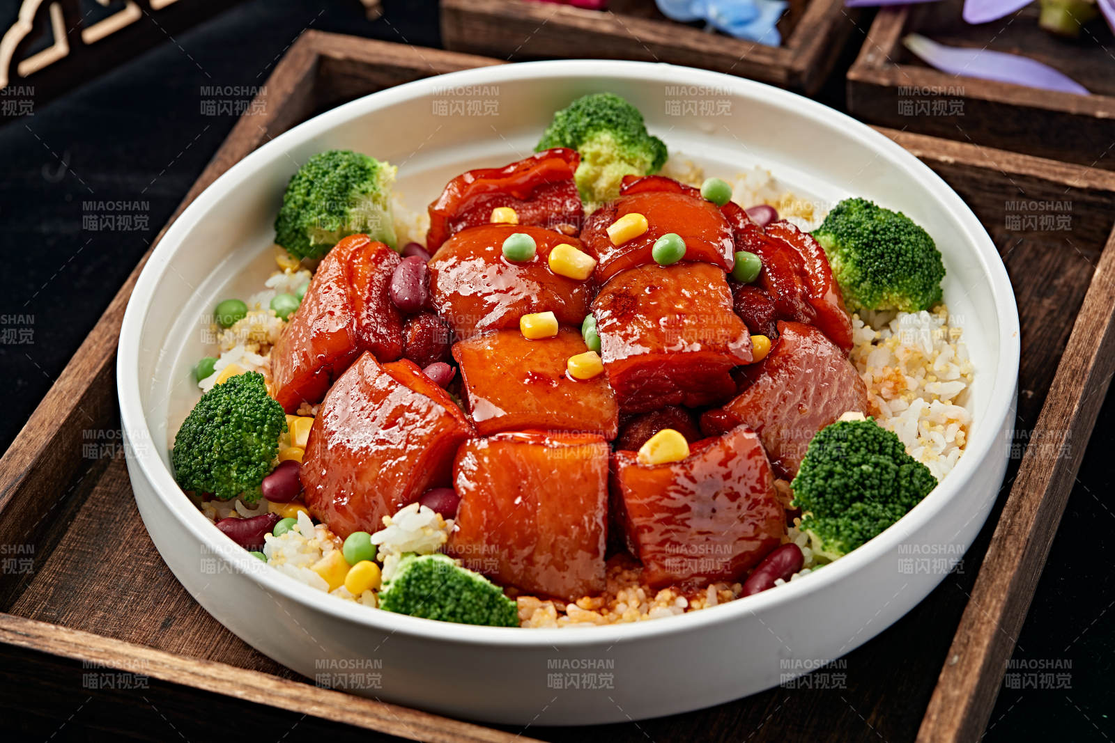 红烧五花猪肉配杂粮米饭图片