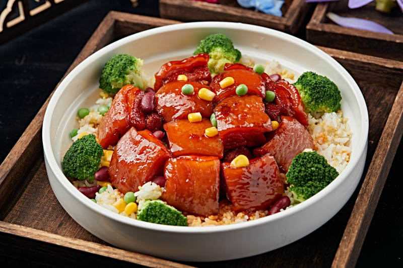 红烧五花猪肉配杂粮米饭图片