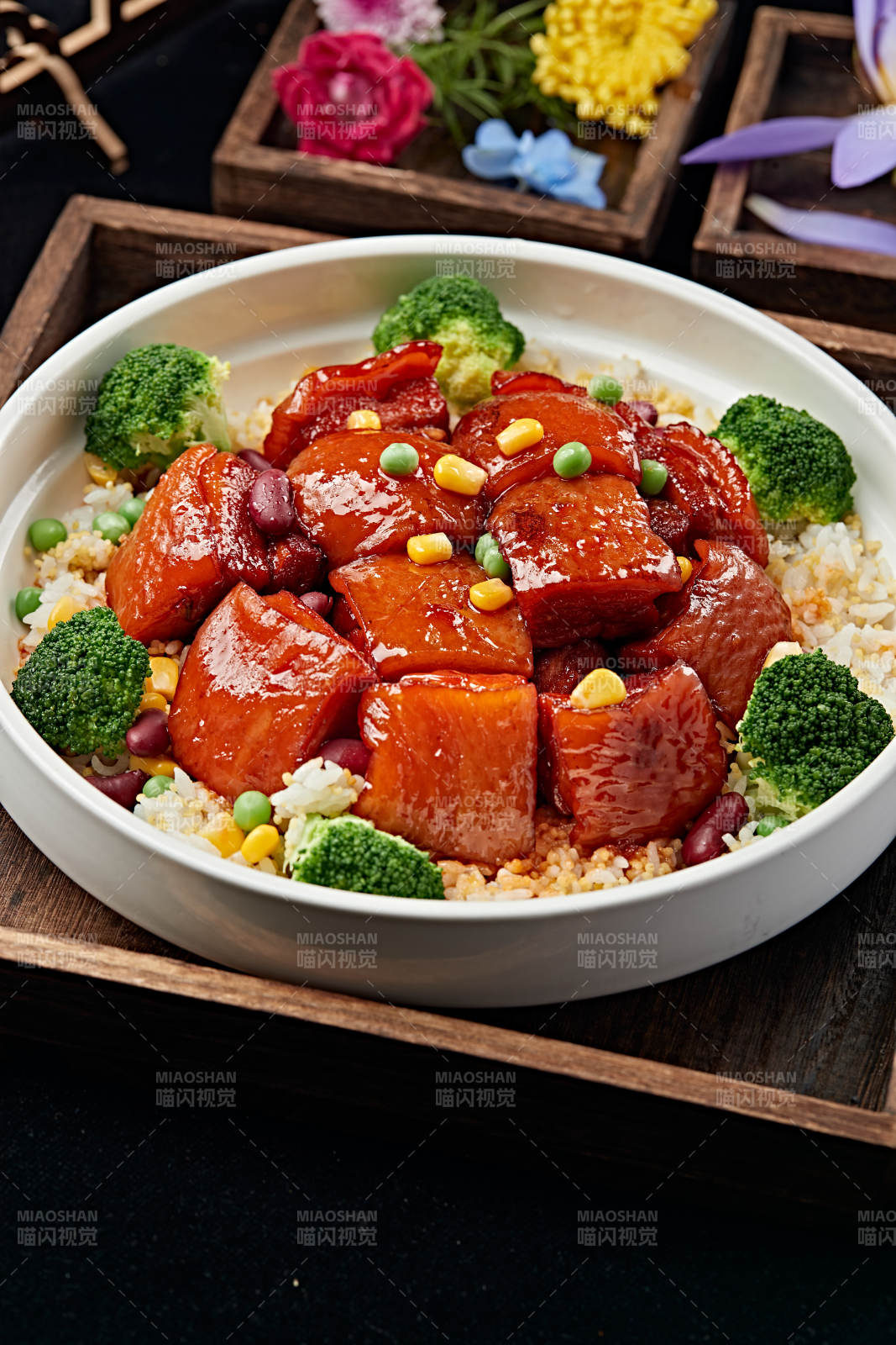 红烧五花猪肉配杂粮米饭图片