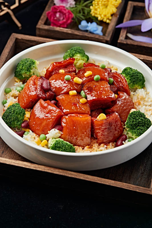 红烧五花猪肉配杂粮米饭图片