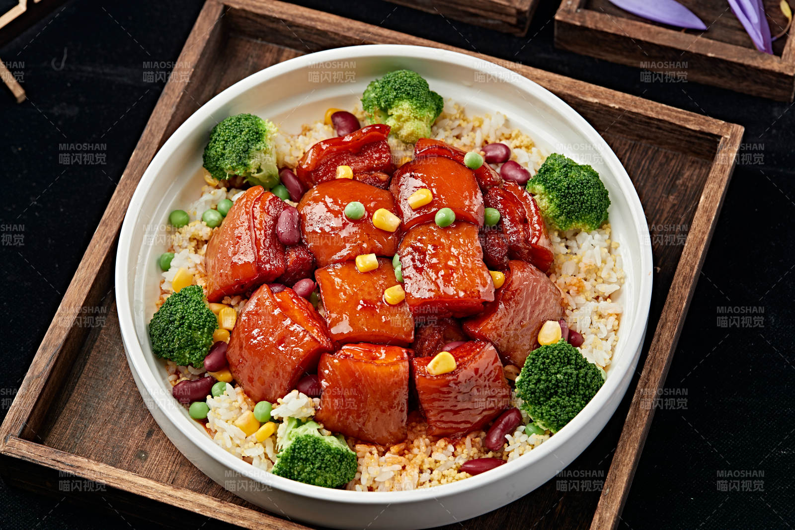 红烧五花猪肉配杂粮米饭图片