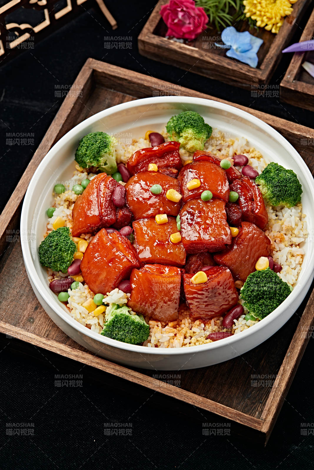 红烧五花猪肉配杂粮米饭图片