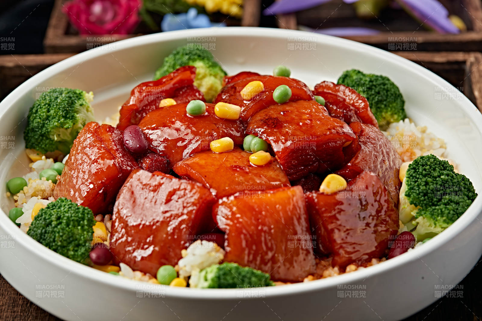 红烧五花猪肉配杂粮米饭图片