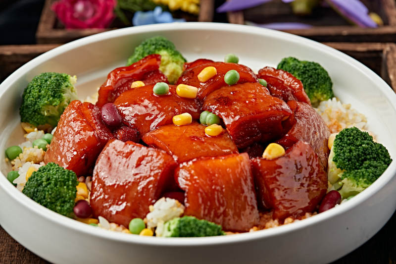 红烧五花猪肉配杂粮米饭图片