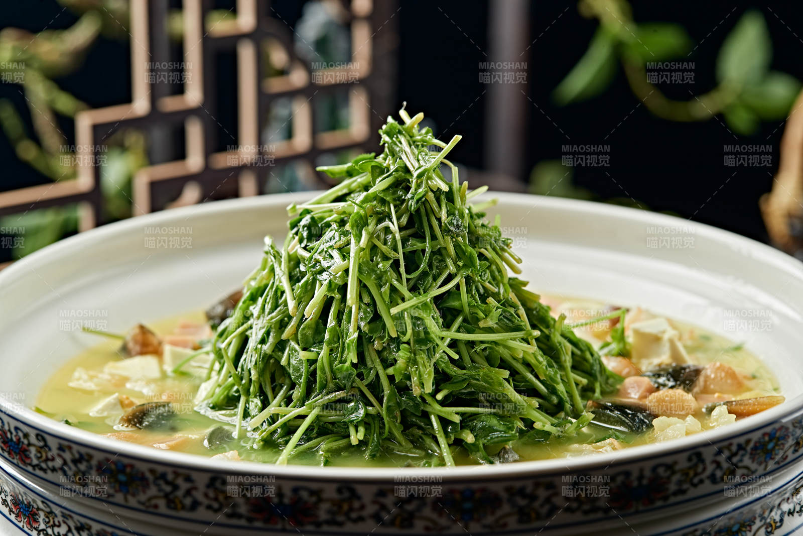 火腿皮蛋贝丁豆腐虾仁芽菜汤图片