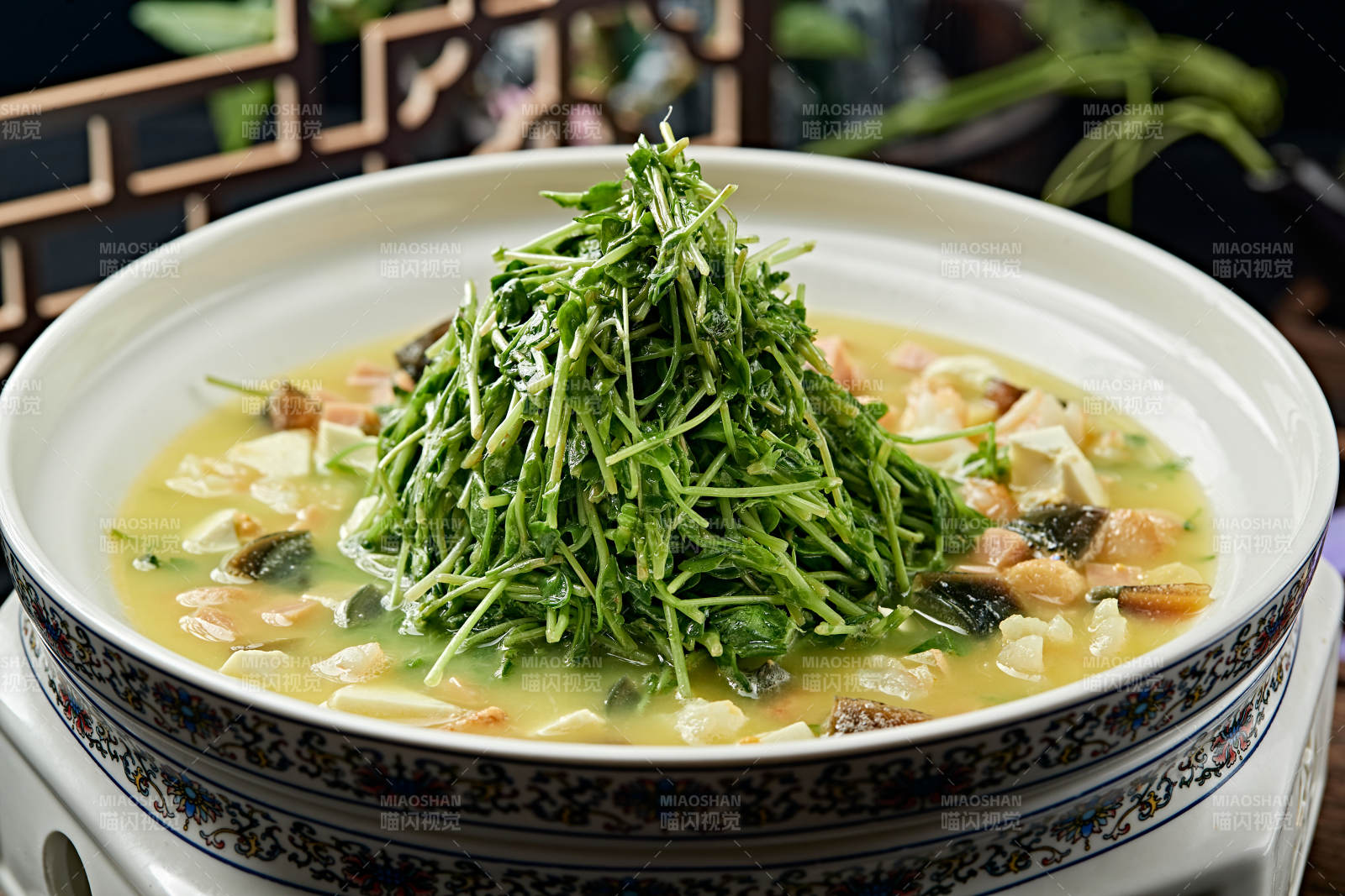 火腿皮蛋贝丁豆腐虾仁芽菜汤图片