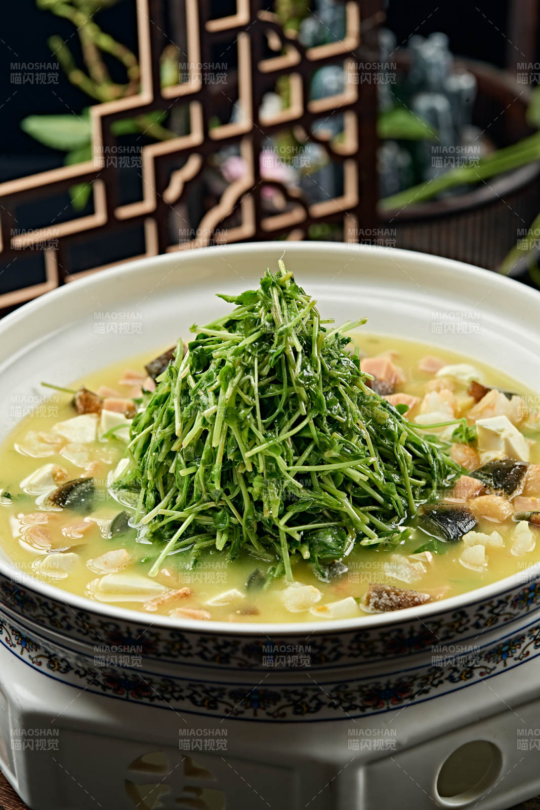 火腿皮蛋贝丁豆腐虾仁芽菜汤图片