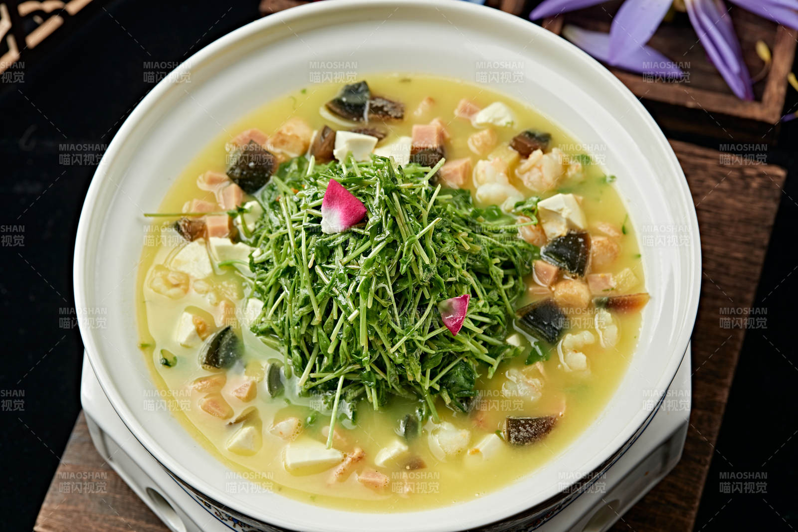 火腿皮蛋贝丁豆腐虾仁芽菜汤图片