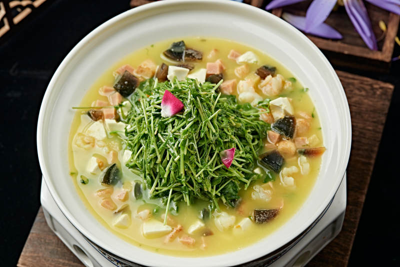 火腿皮蛋贝丁豆腐虾仁芽菜汤图片