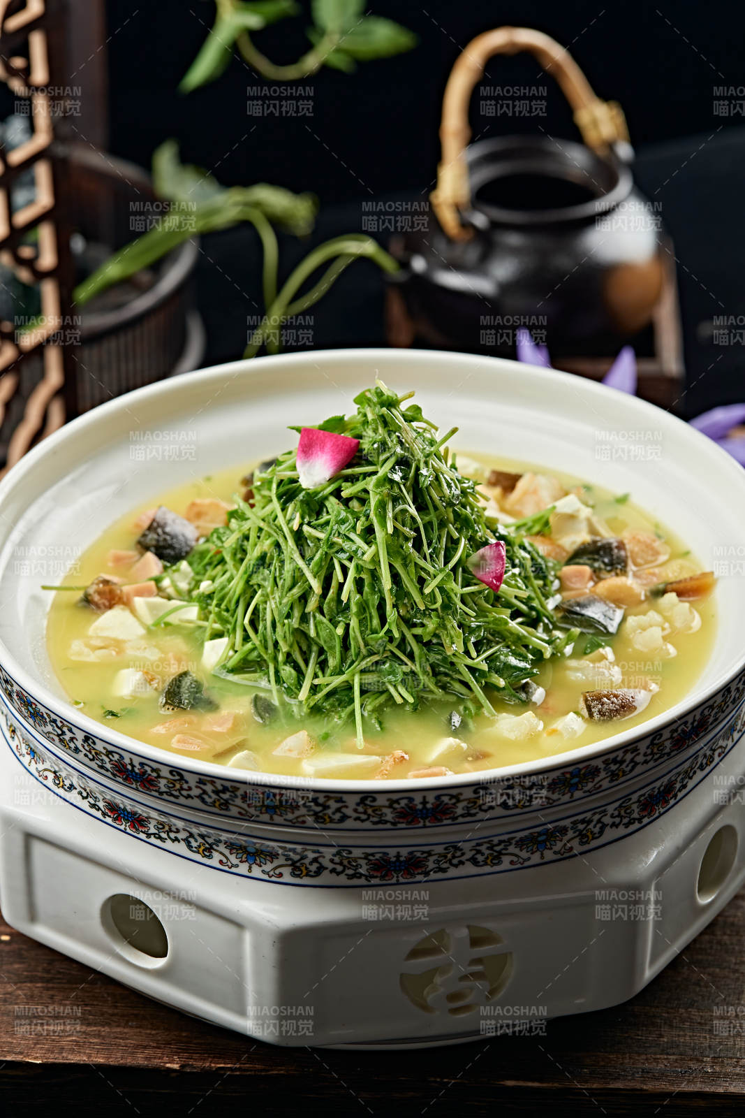 火腿皮蛋贝丁豆腐虾仁芽菜汤图片