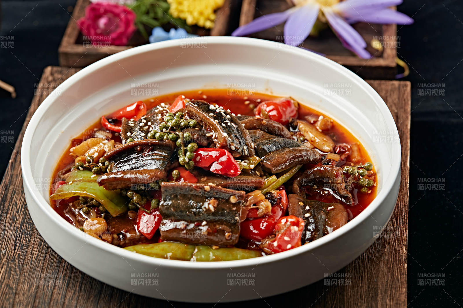 藤椒酸辣泡椒烧鳝鱼段图片