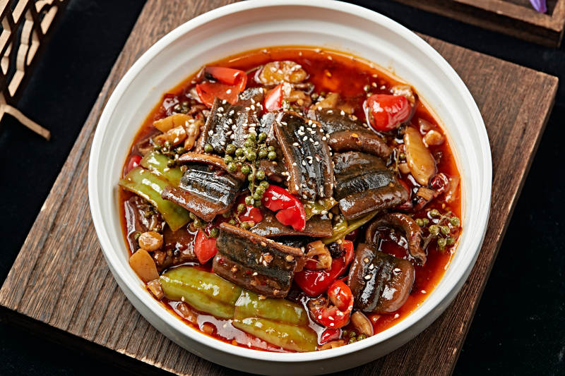 藤椒酸辣泡椒烧鳝鱼段图片