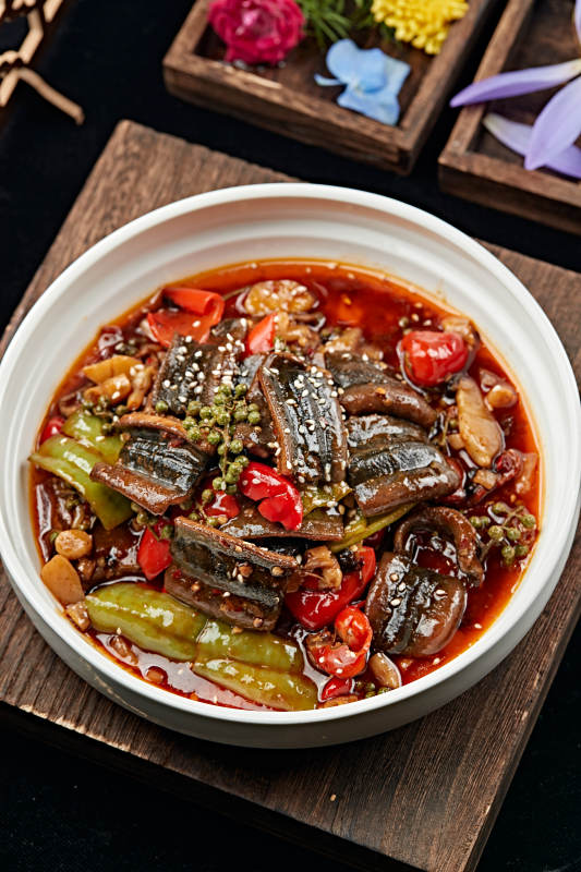 藤椒酸辣泡椒烧鳝鱼段图片