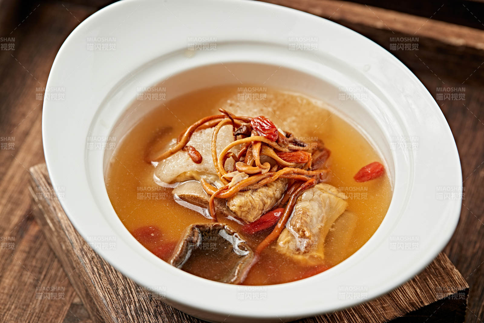 竹荪松茸排骨枸杞汤图片