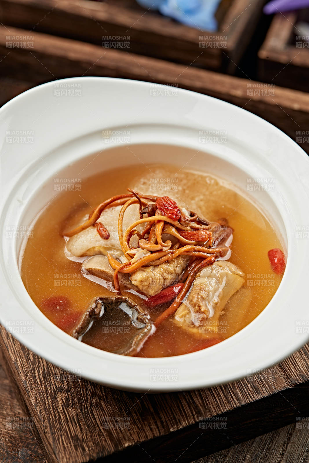 竹荪松茸排骨枸杞汤图片