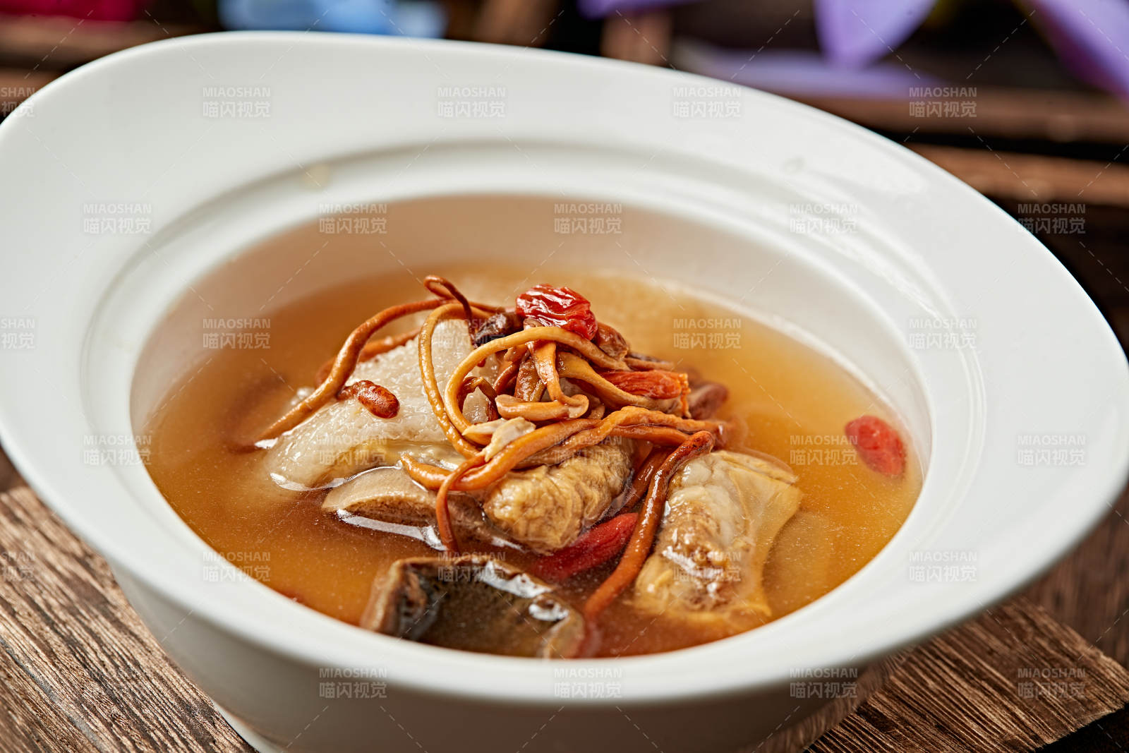 竹荪松茸排骨枸杞汤图片