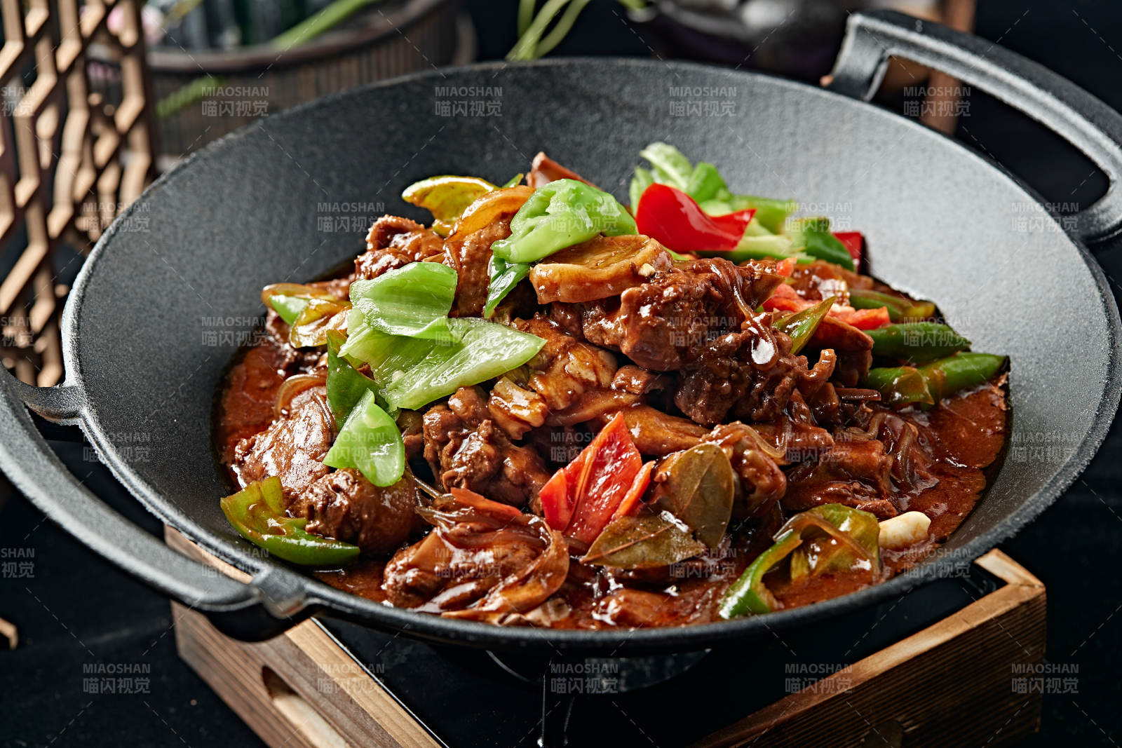 铁锅红烧柴鸡块土豆干图片