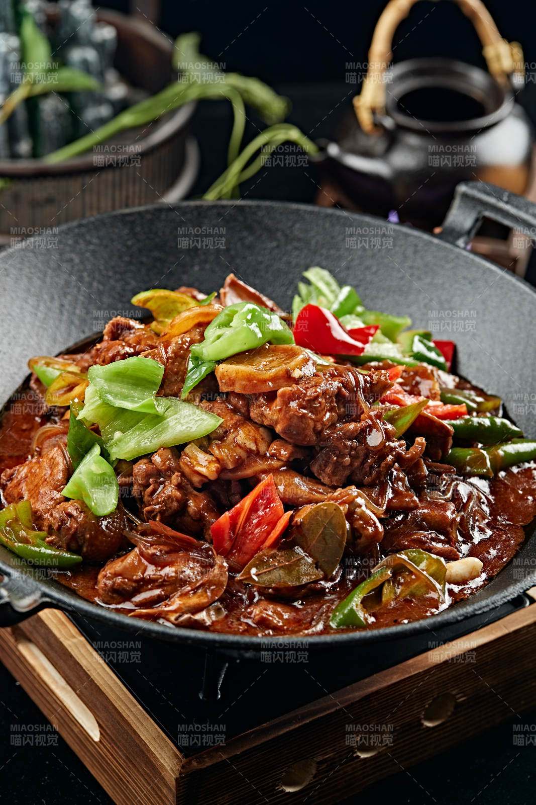 铁锅红烧柴鸡块土豆干图片