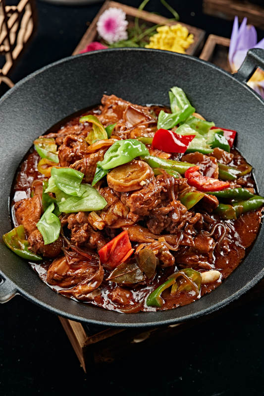 铁锅红烧柴鸡块土豆干图片