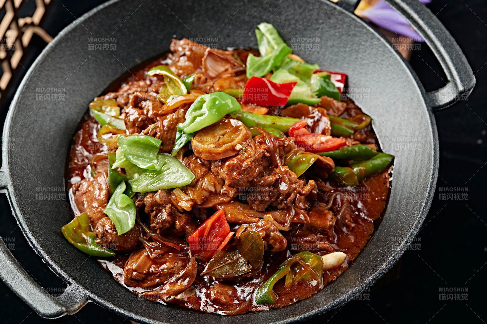 铁锅红烧柴鸡块土豆干图片