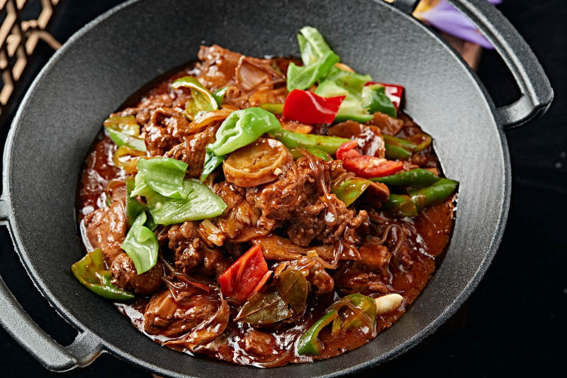 铁锅红烧柴鸡块土豆干图片