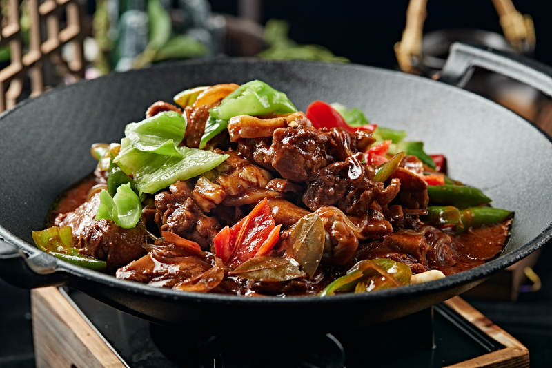 铁锅红烧柴鸡块土豆干图片