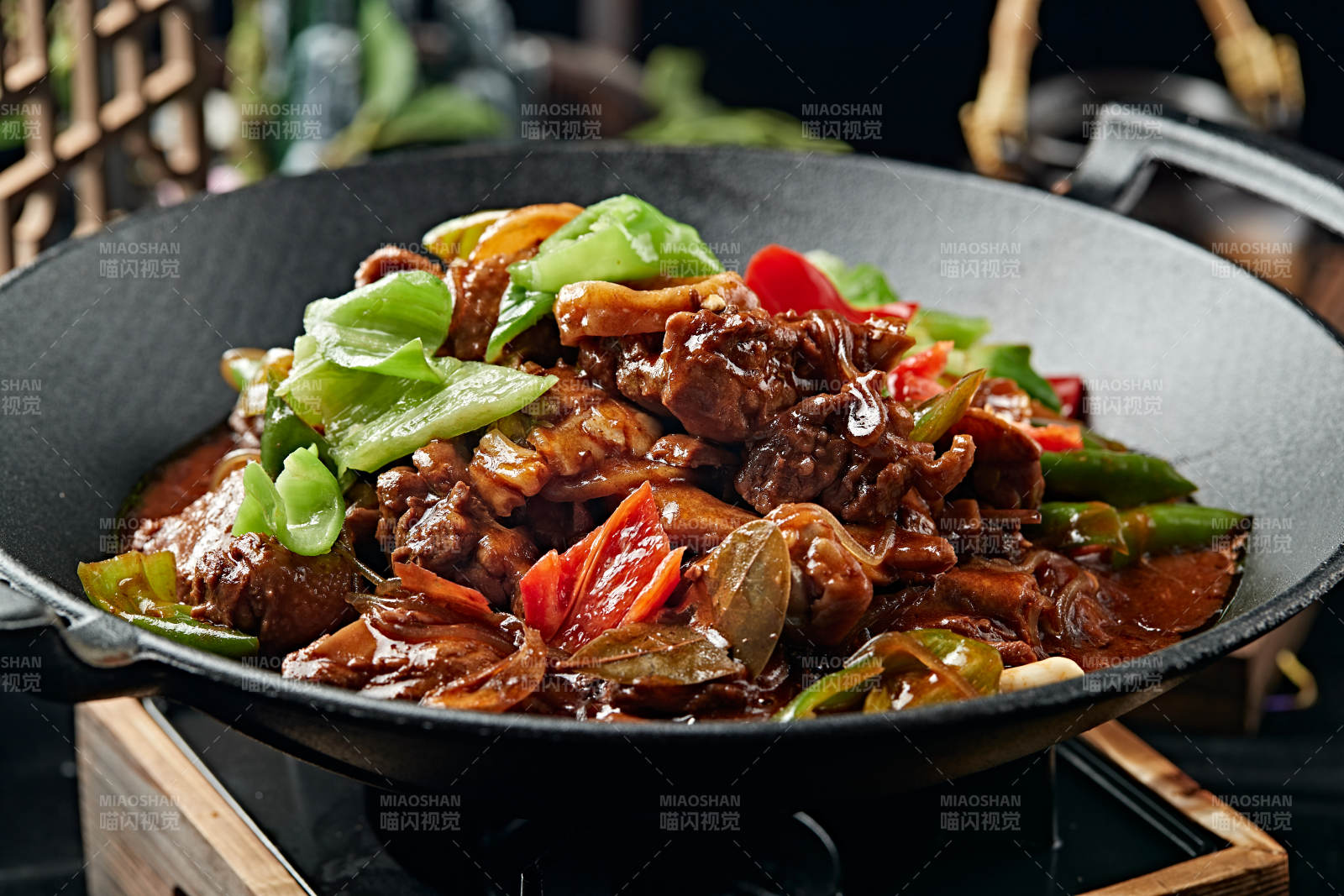 铁锅红烧柴鸡块土豆干图片