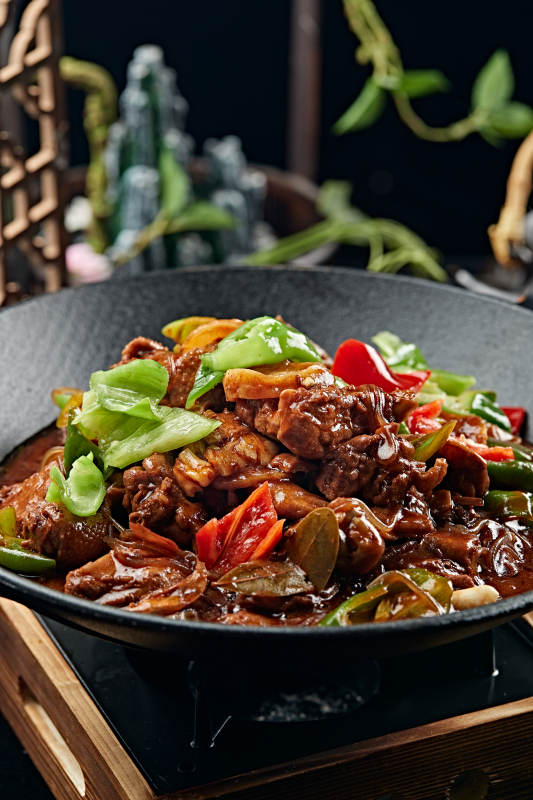 铁锅红烧柴鸡块土豆干图片