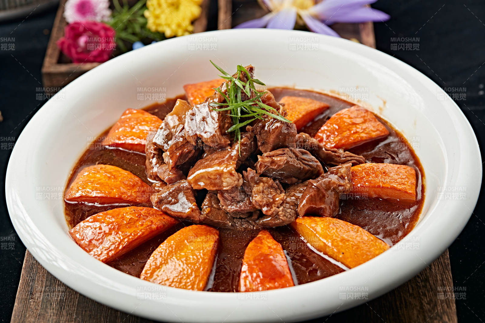 浓汤红烧金瓜牛腩图片