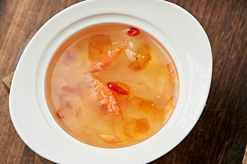 桃胶鲜木瓜枸杞银耳汤图片