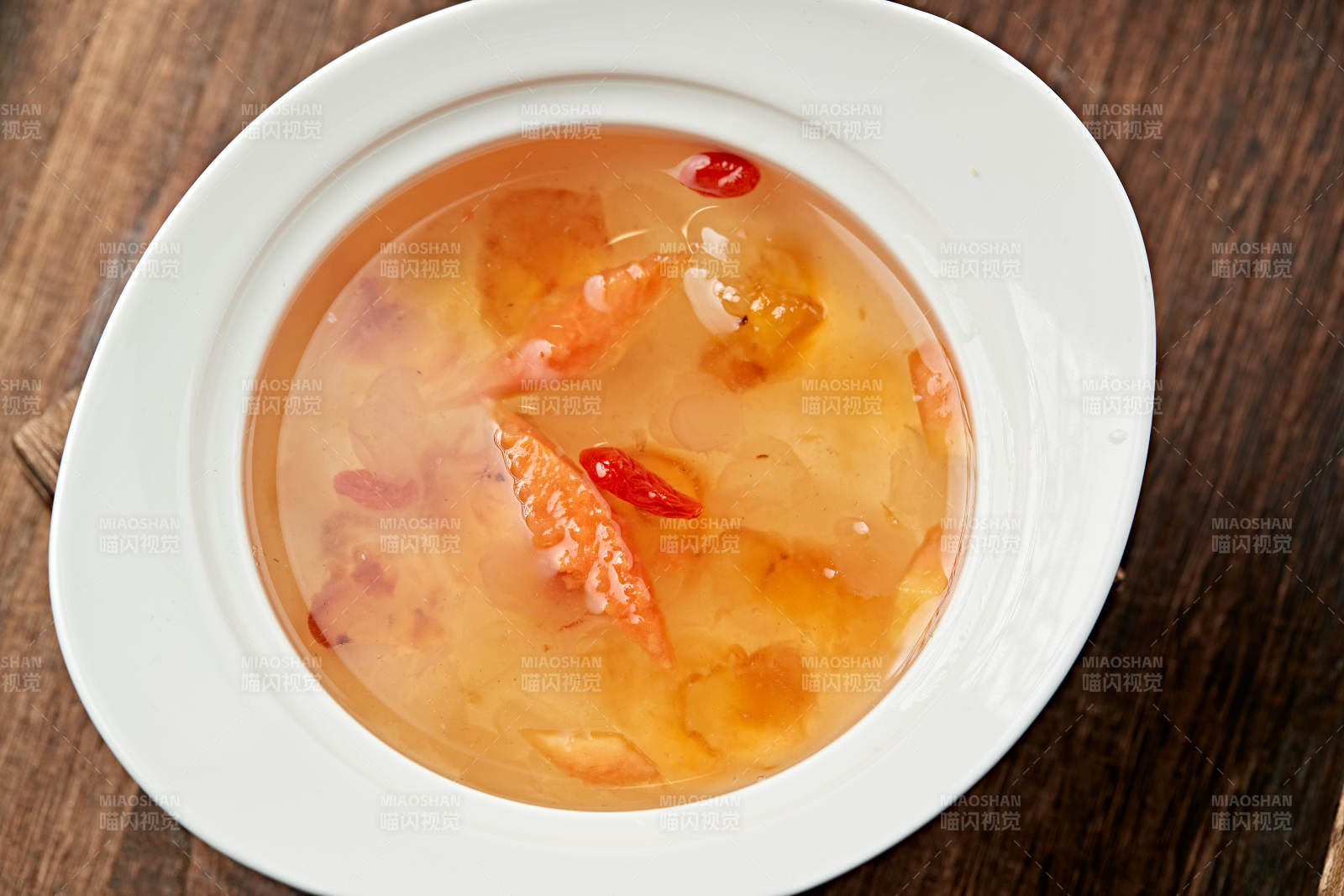 桃胶鲜木瓜枸杞银耳汤图片