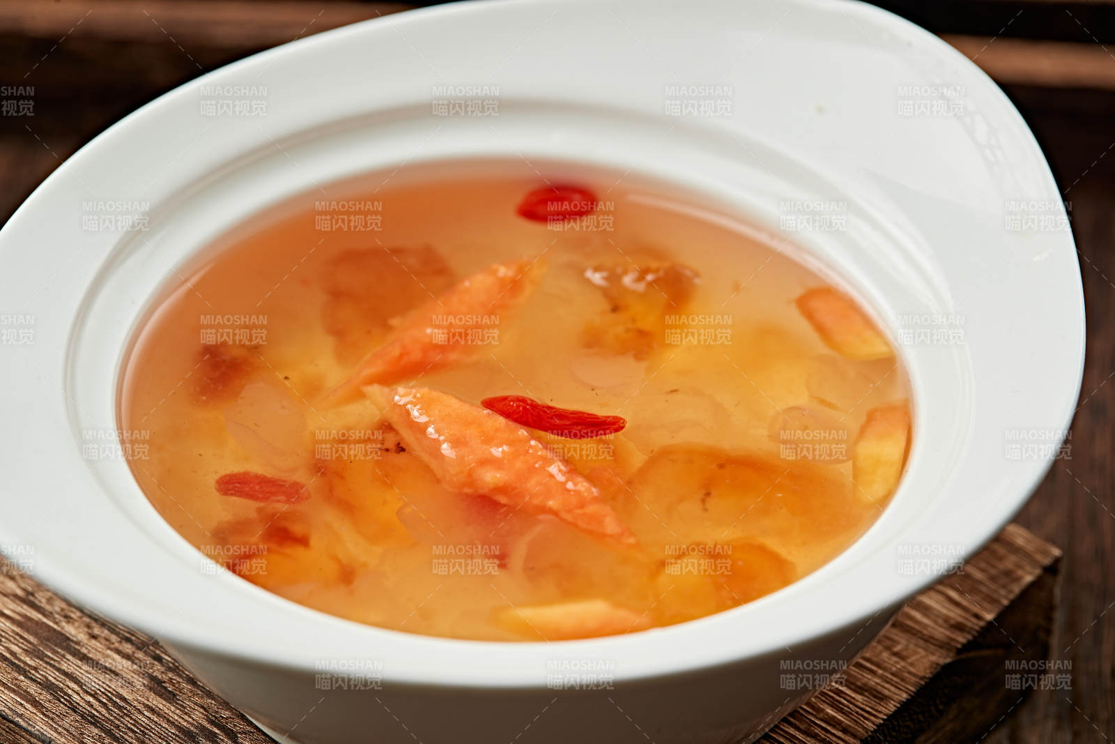 桃胶鲜木瓜枸杞银耳汤图片