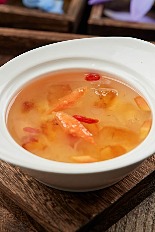 桃胶鲜木瓜枸杞银耳汤图片