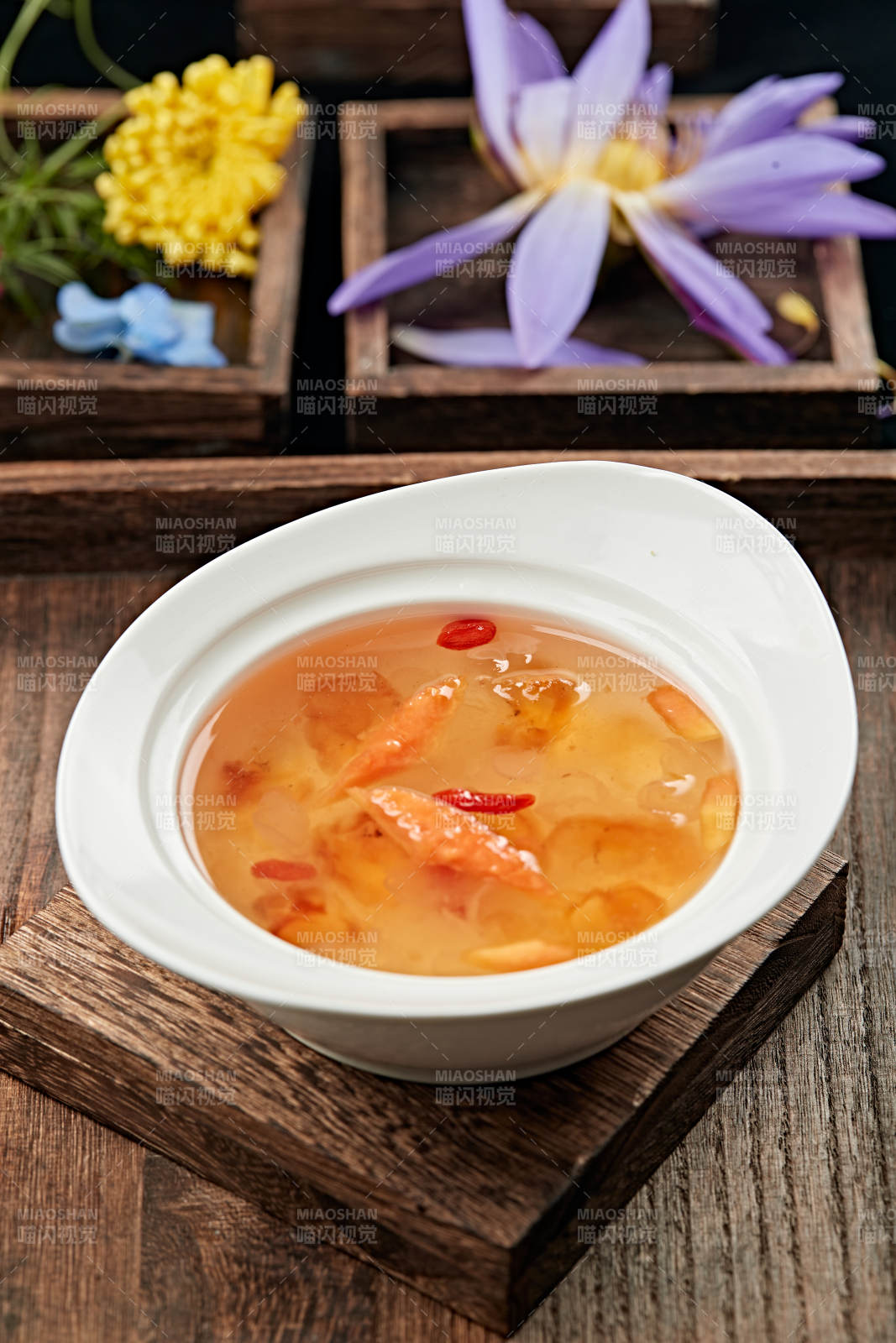 桃胶鲜木瓜枸杞银耳汤图片