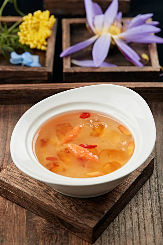 桃胶鲜木瓜枸杞银耳汤图片