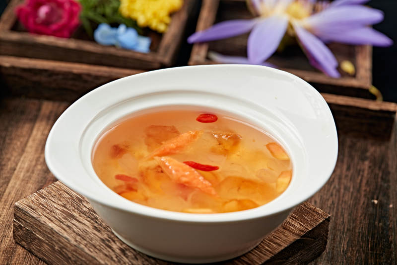 桃胶鲜木瓜枸杞银耳汤图片