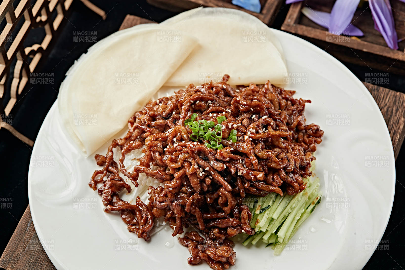 京酱肉丝配卷饼图片