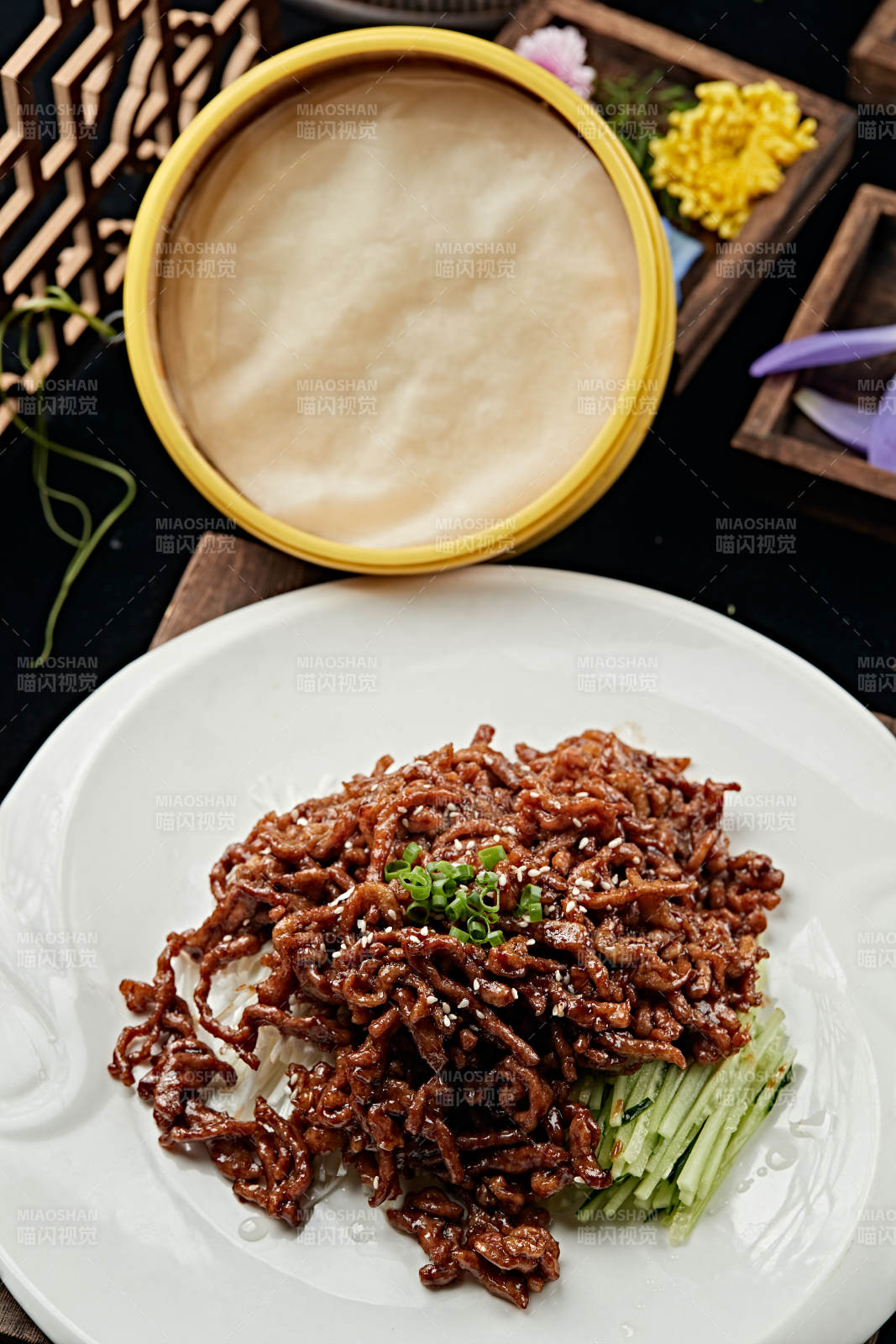 京酱肉丝配卷饼图片