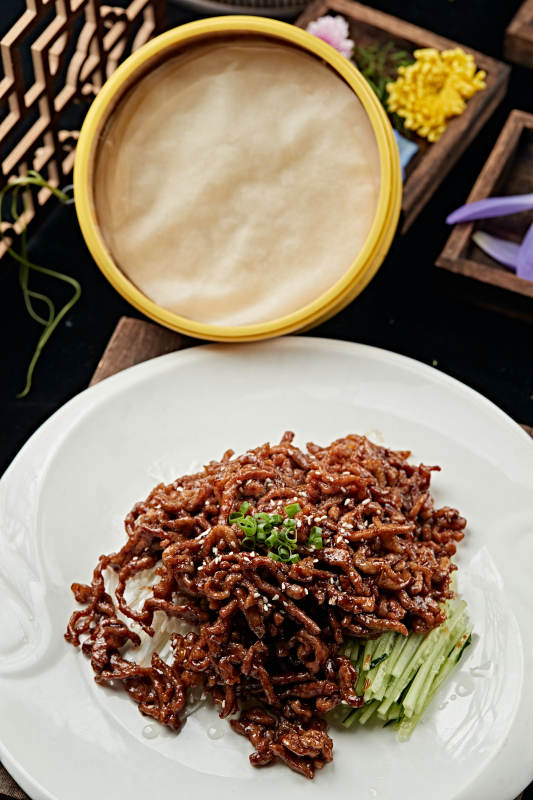 京酱肉丝配卷饼图片