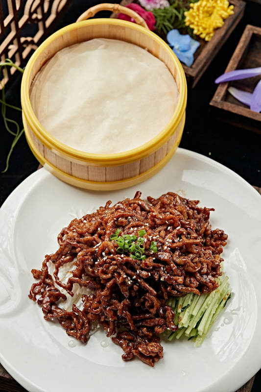 京酱肉丝配卷饼图片