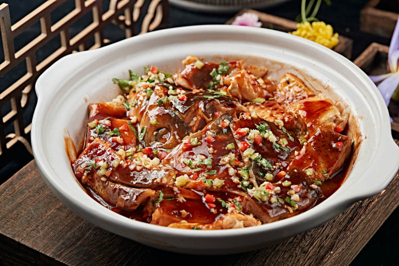 酱焖砂锅鱼头煲图片