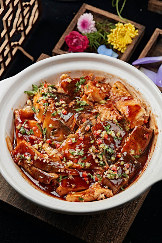 酱焖砂锅鱼头煲图片