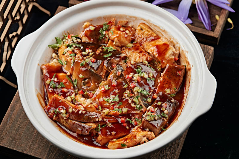 酱焖砂锅鱼头煲图片