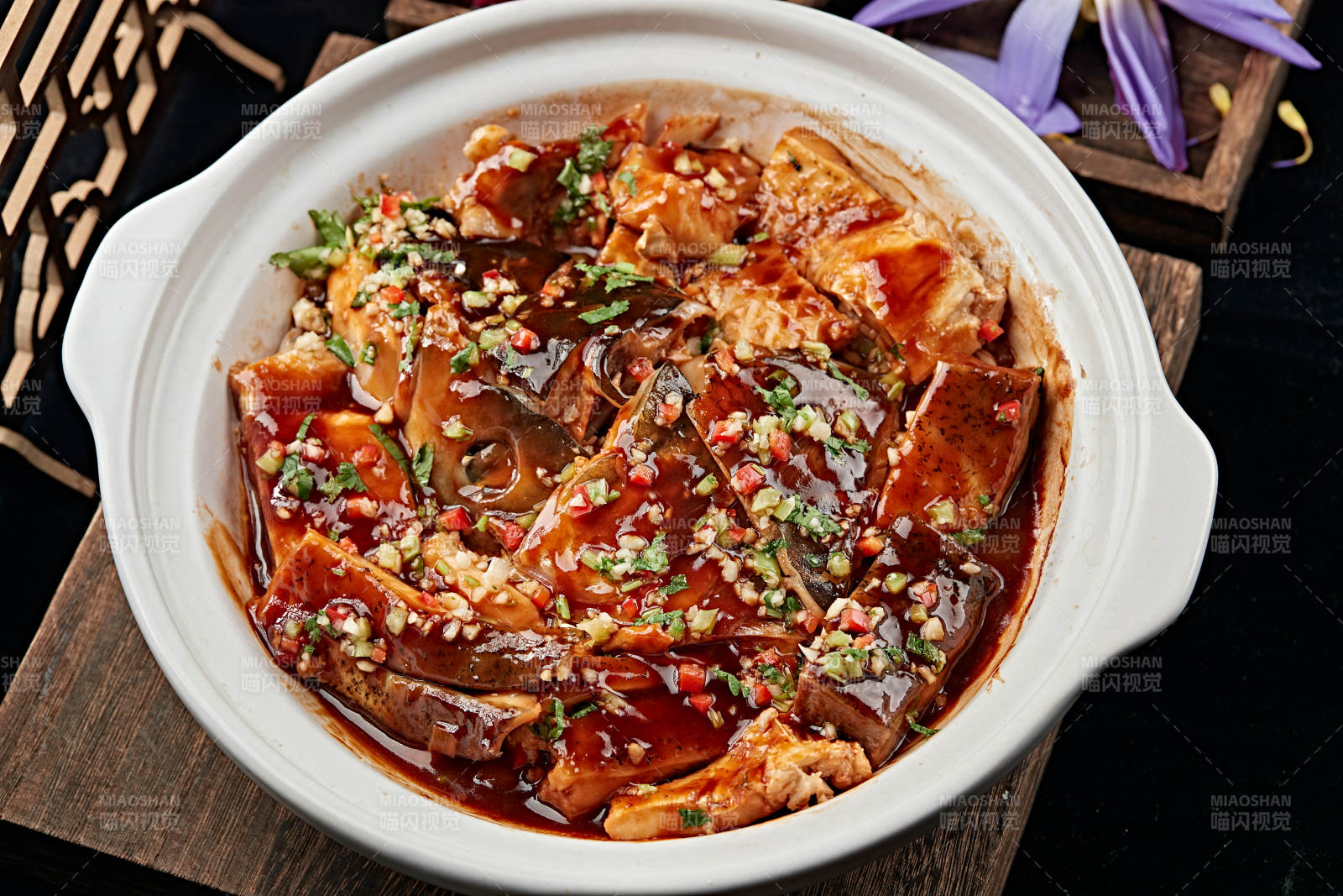 酱焖砂锅鱼头煲图片