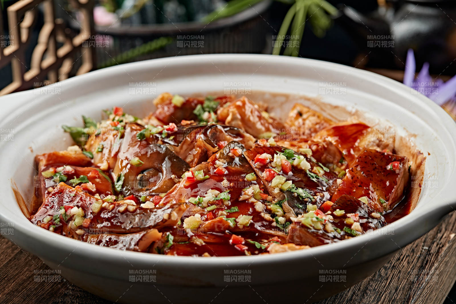 酱焖砂锅鱼头煲图片